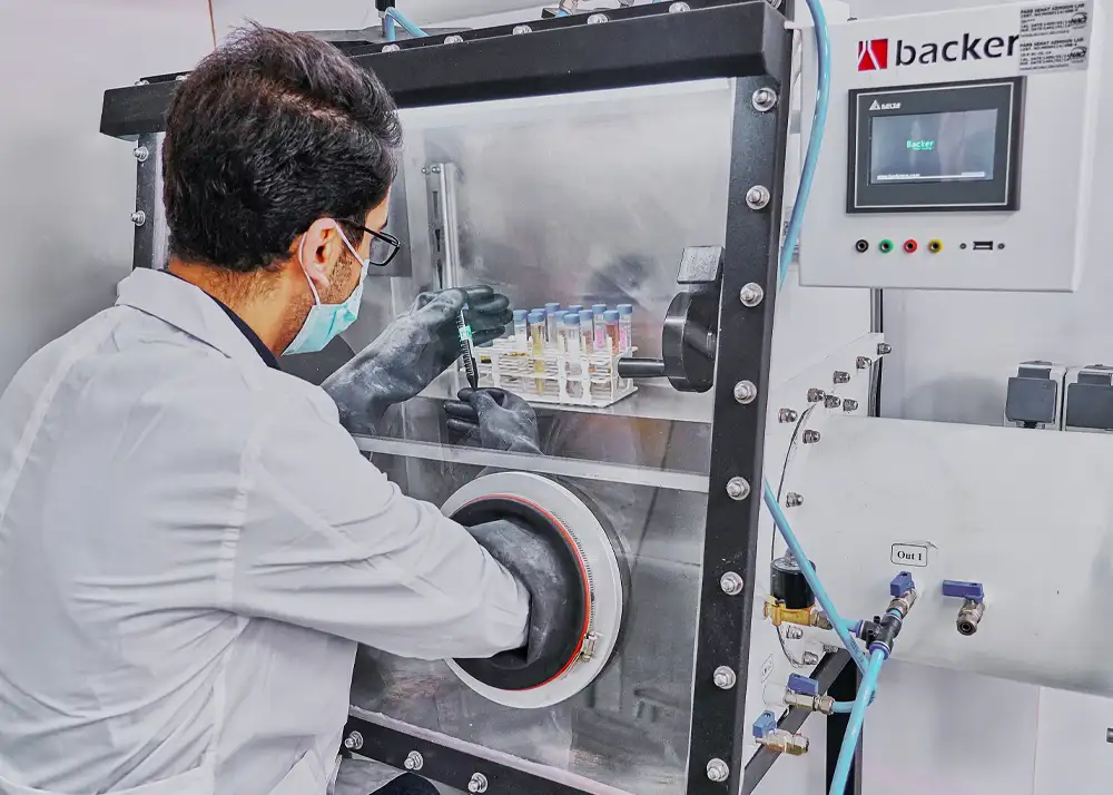 بررسی کیفیت مواد مهندسی در آزمایشگاه تخصصی