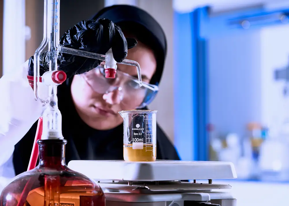 متخصص در حال انجام آزمایش دقیق روی نمونه‌ها در محیط ایزوله.